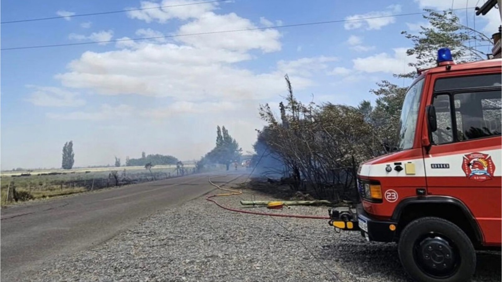 Incendio en Dolavon: un poste caído desató el fuego y las llamas cruzaron la Ruta 7