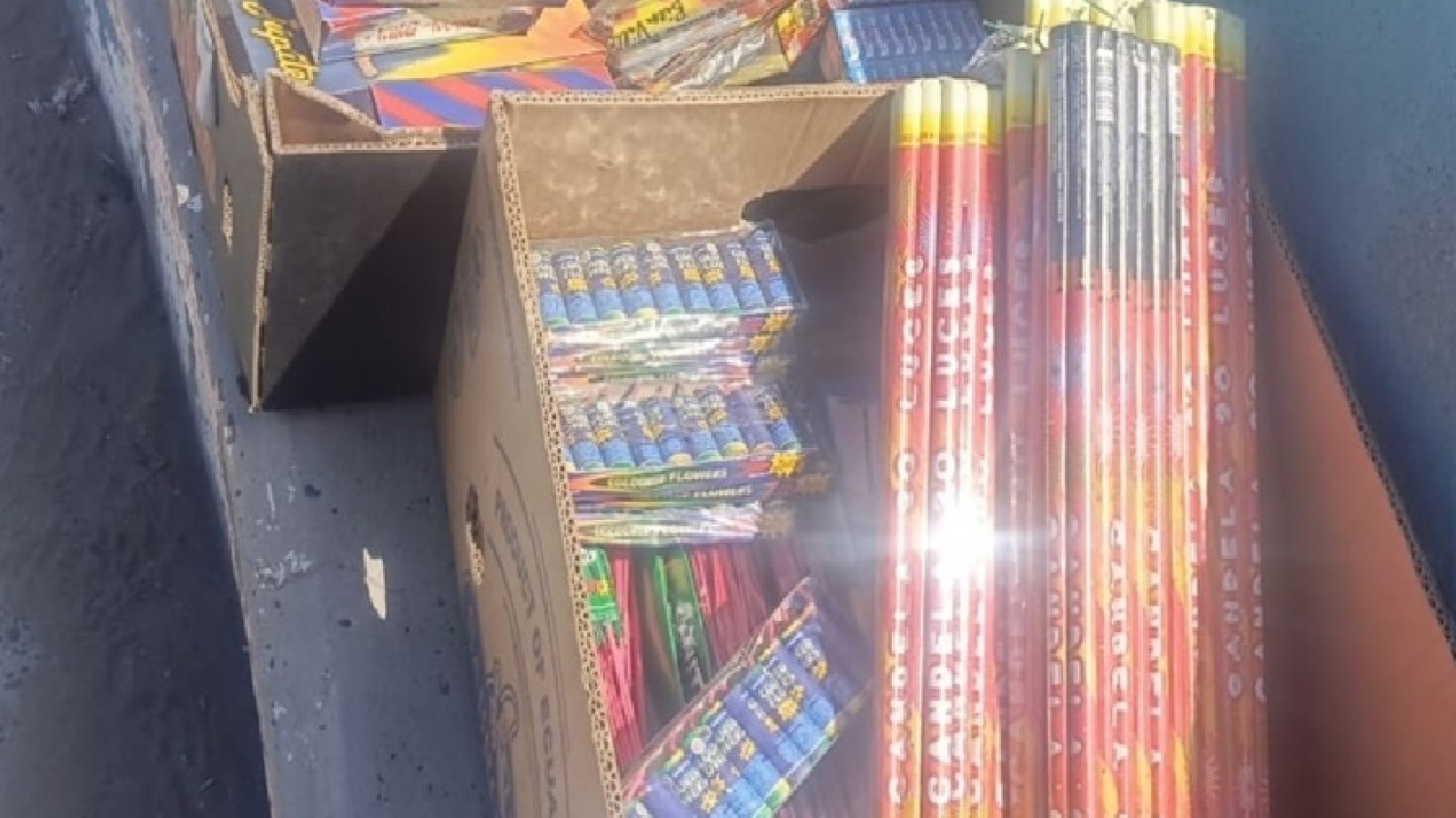 Explosivos entre la gente: cayeron dos vendedores con un arsenal de pirotecnia ilegal