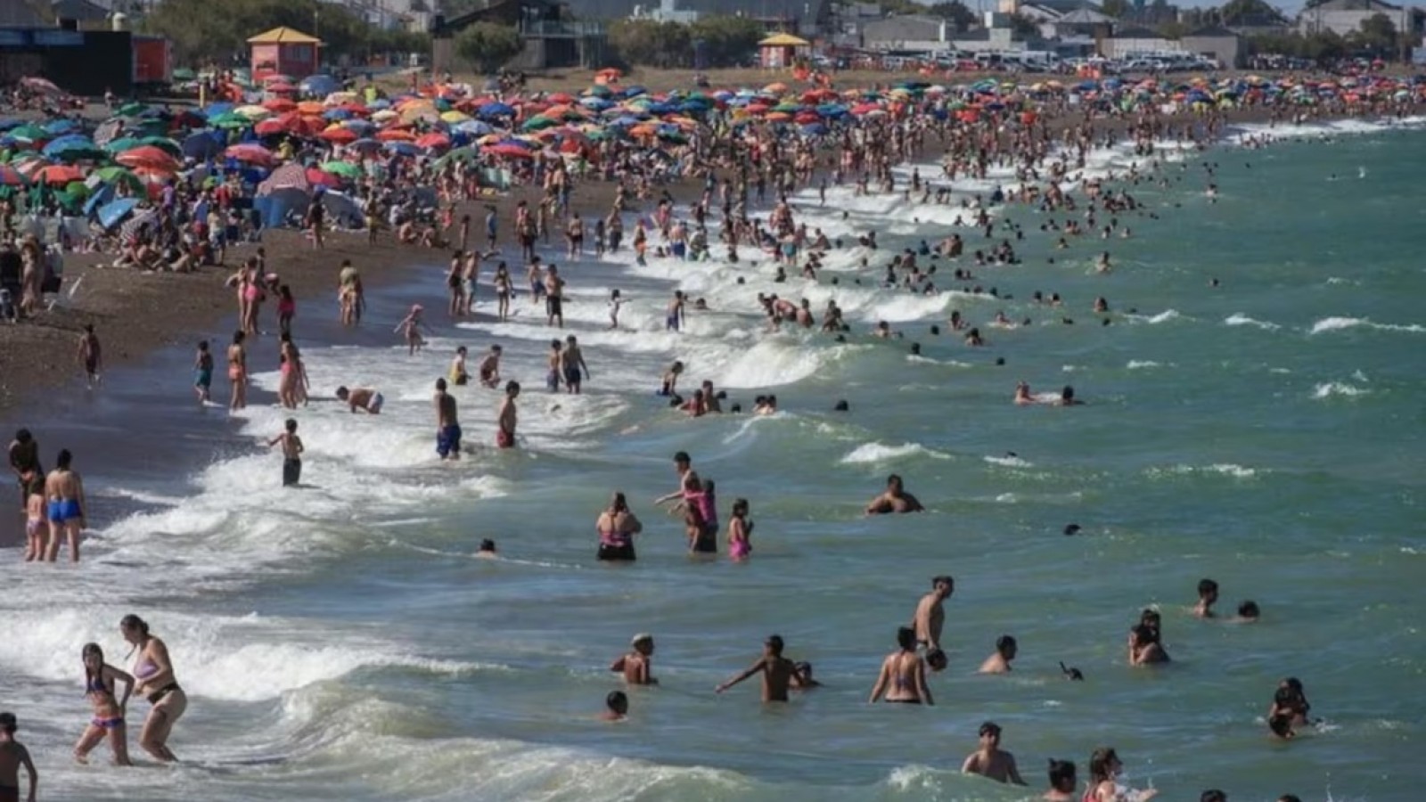 Tarde de furia en Playa Unión: batalla campal entre jóvenes terminó con cuatro demorados y una mujer descompensada