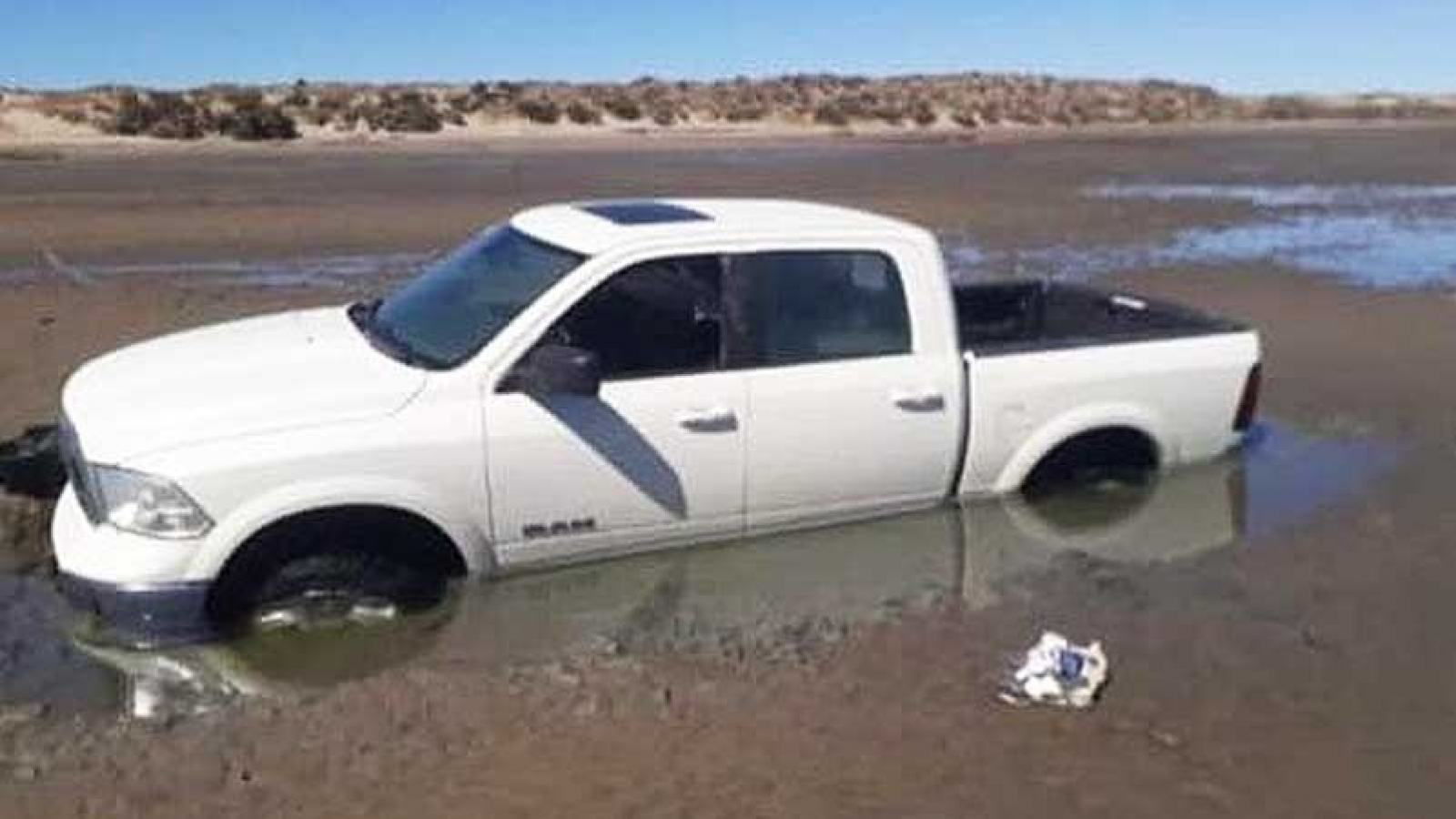 Una camioneta permanece encajada desde hace días en Península Valdés