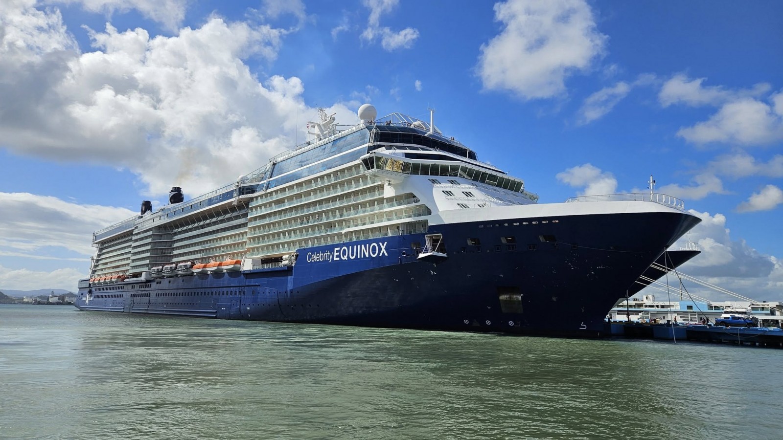El Celebrity Equinox llegó a Puerto Madryn