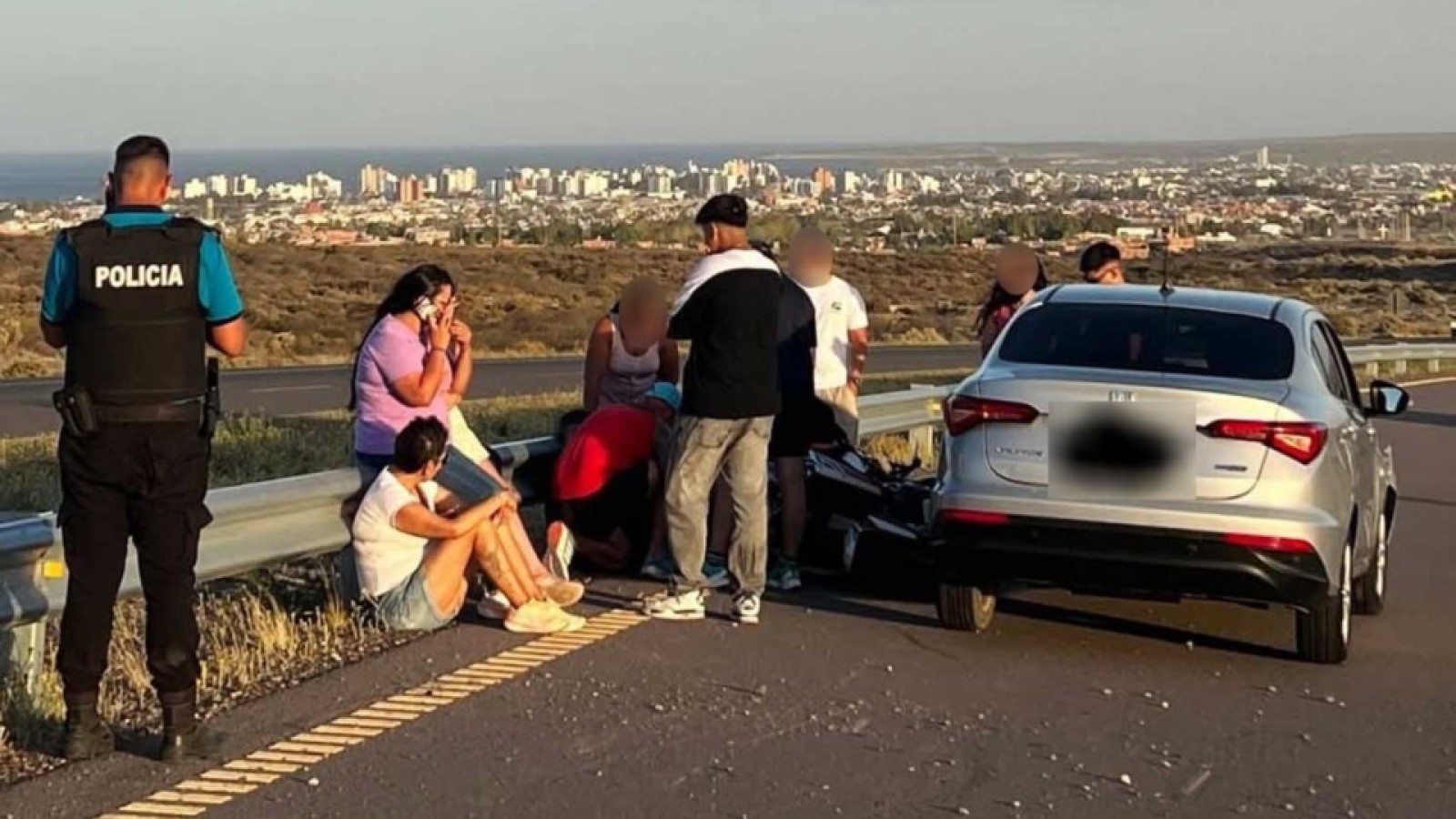 Puerto Madryn: embistieron a dos motociclistas brasileños y el conductor huyó