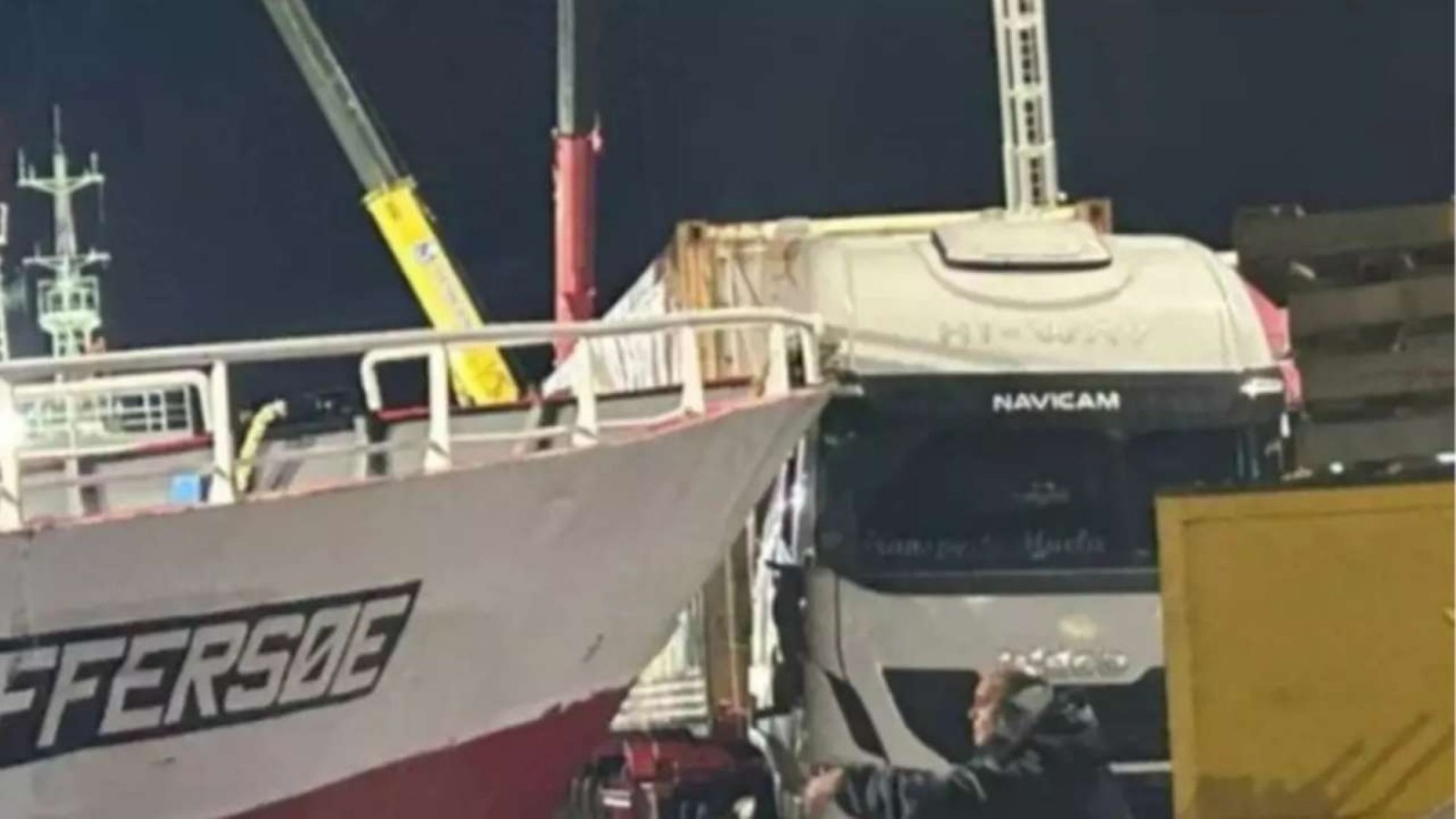 Impacto inusual: buque pesquero chocó contra un camión en el muelle Storni de Puerto Madryn