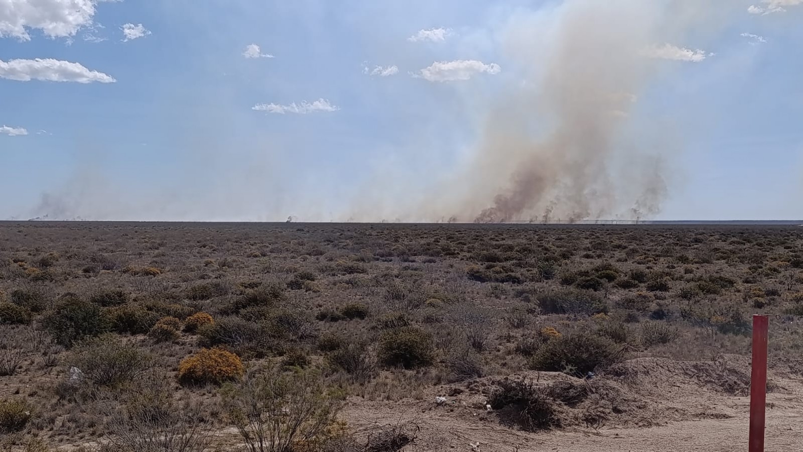 Tras un intenso operativo, Bomberos lograron contener un incendio de vegetación en Puerto Madryn