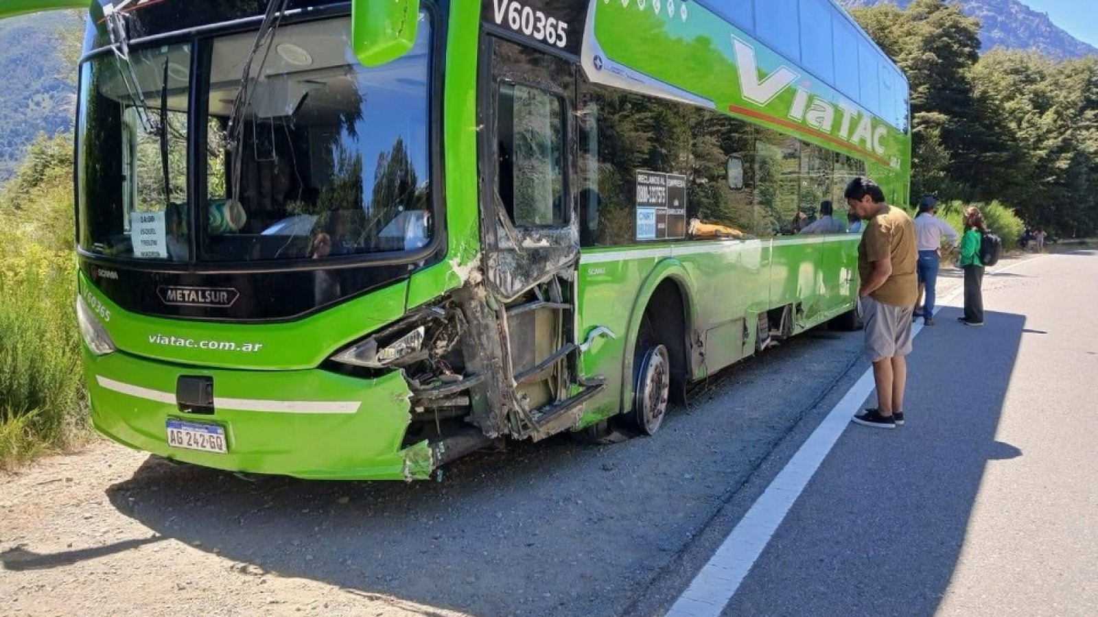 Un colectivo que viajaba hacia Trelew protagonizó un fuerte choque en la Ruta 40