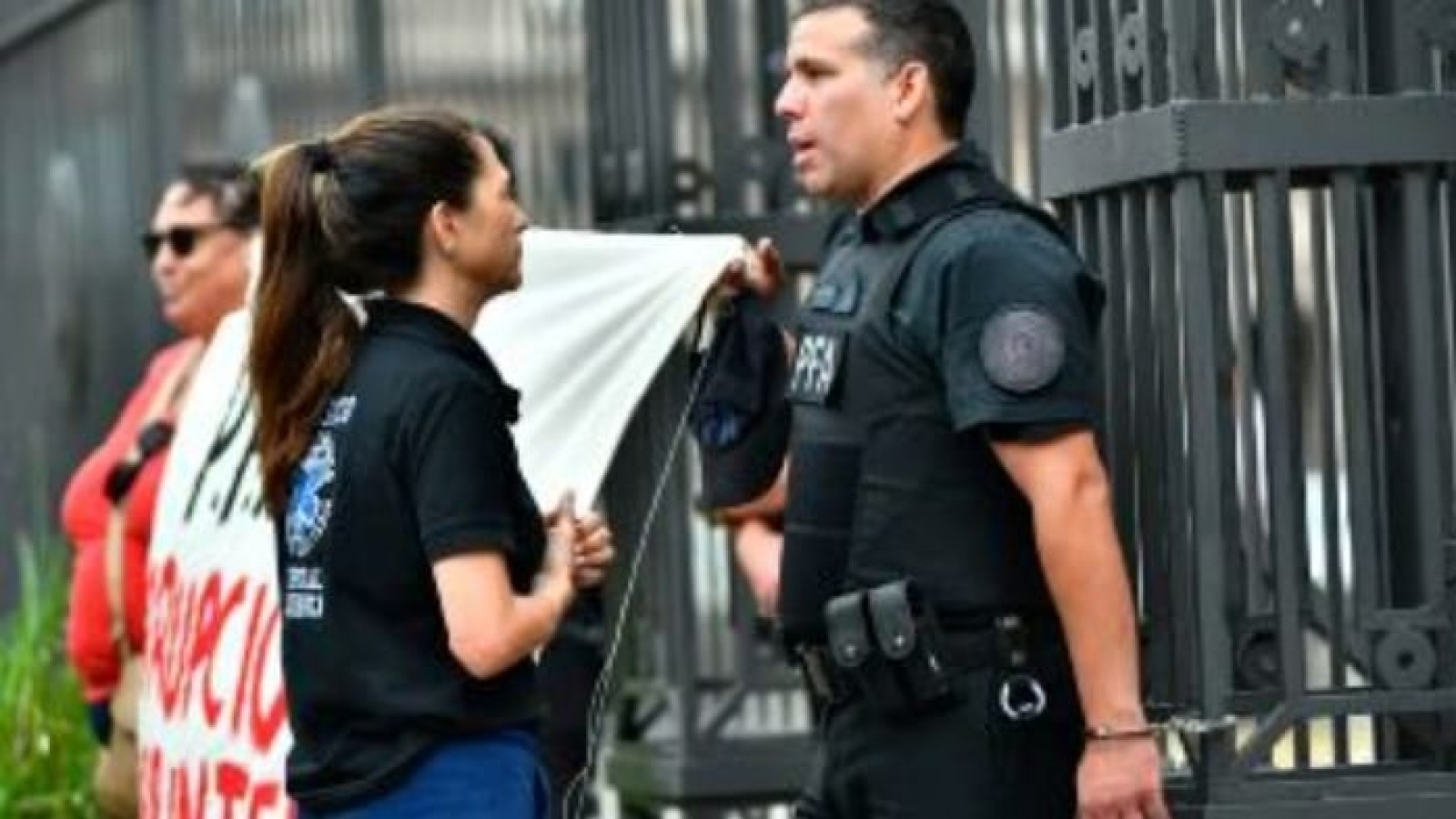Un policía federal se esposó a la reja de la Casa Rosada para reclamar por los bajos salarios
