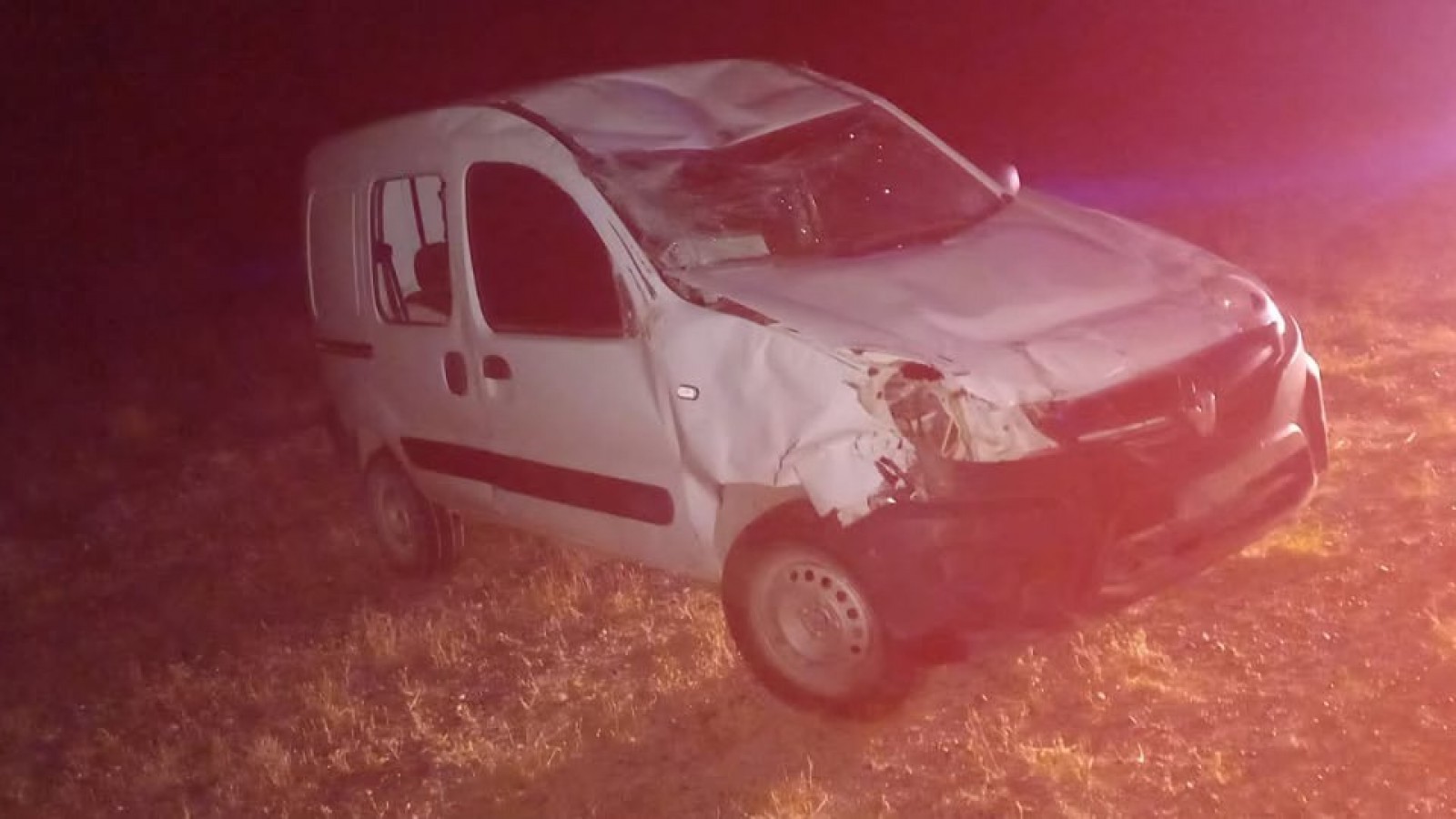 Volcó una camioneta al intentar sobrepasar a un camión