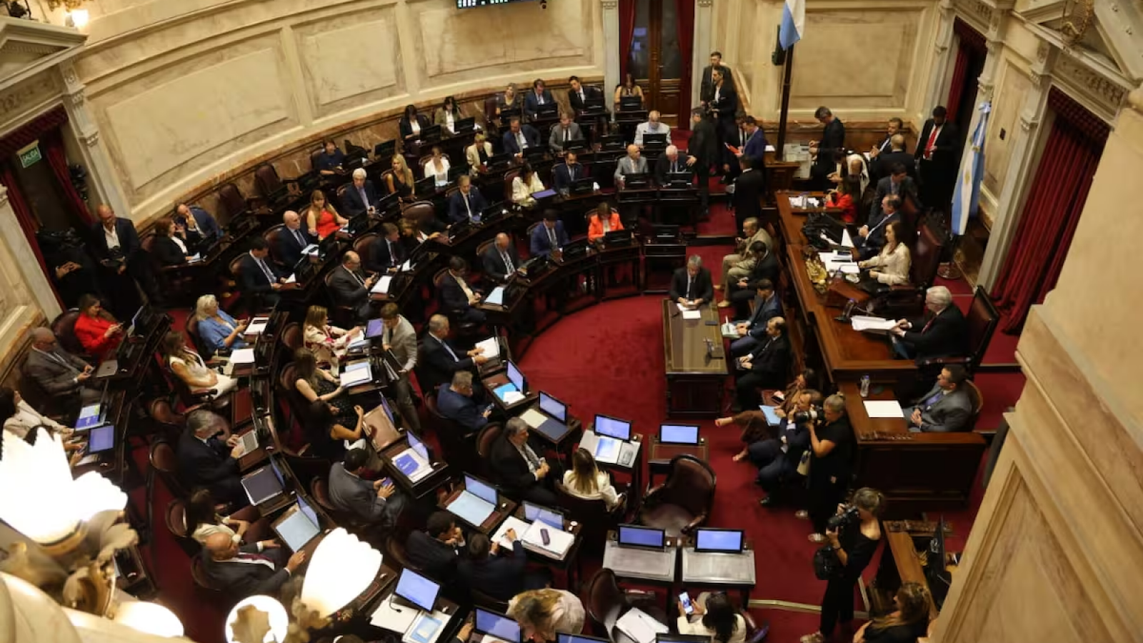 Con 42 votos, el Senado avaló una reforma que modifica salarios, indemnizaciones y huelgas