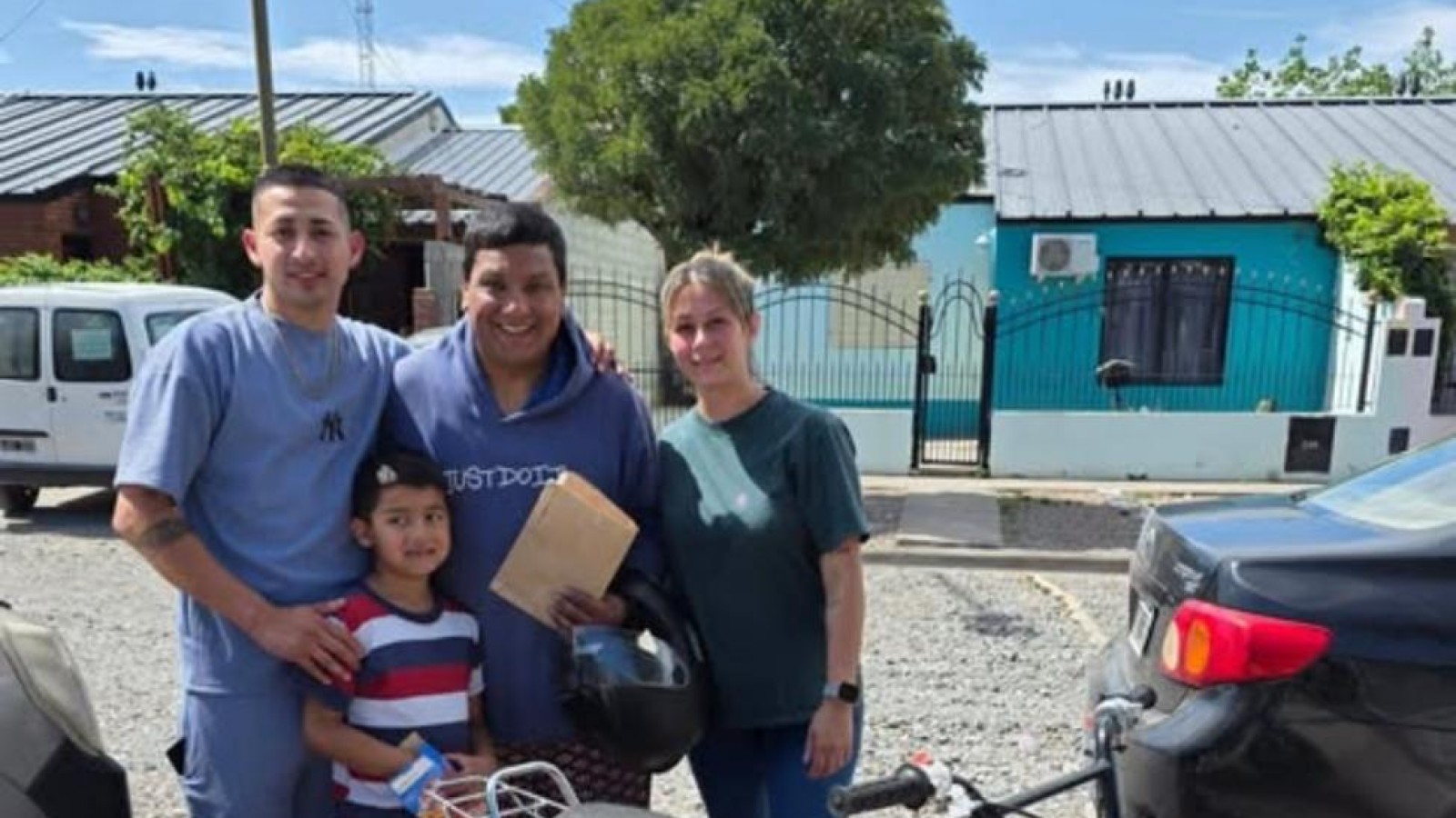 Le regalaron una moto para que pueda ir a trabajar: el emotivo gesto de una familia de Trelew