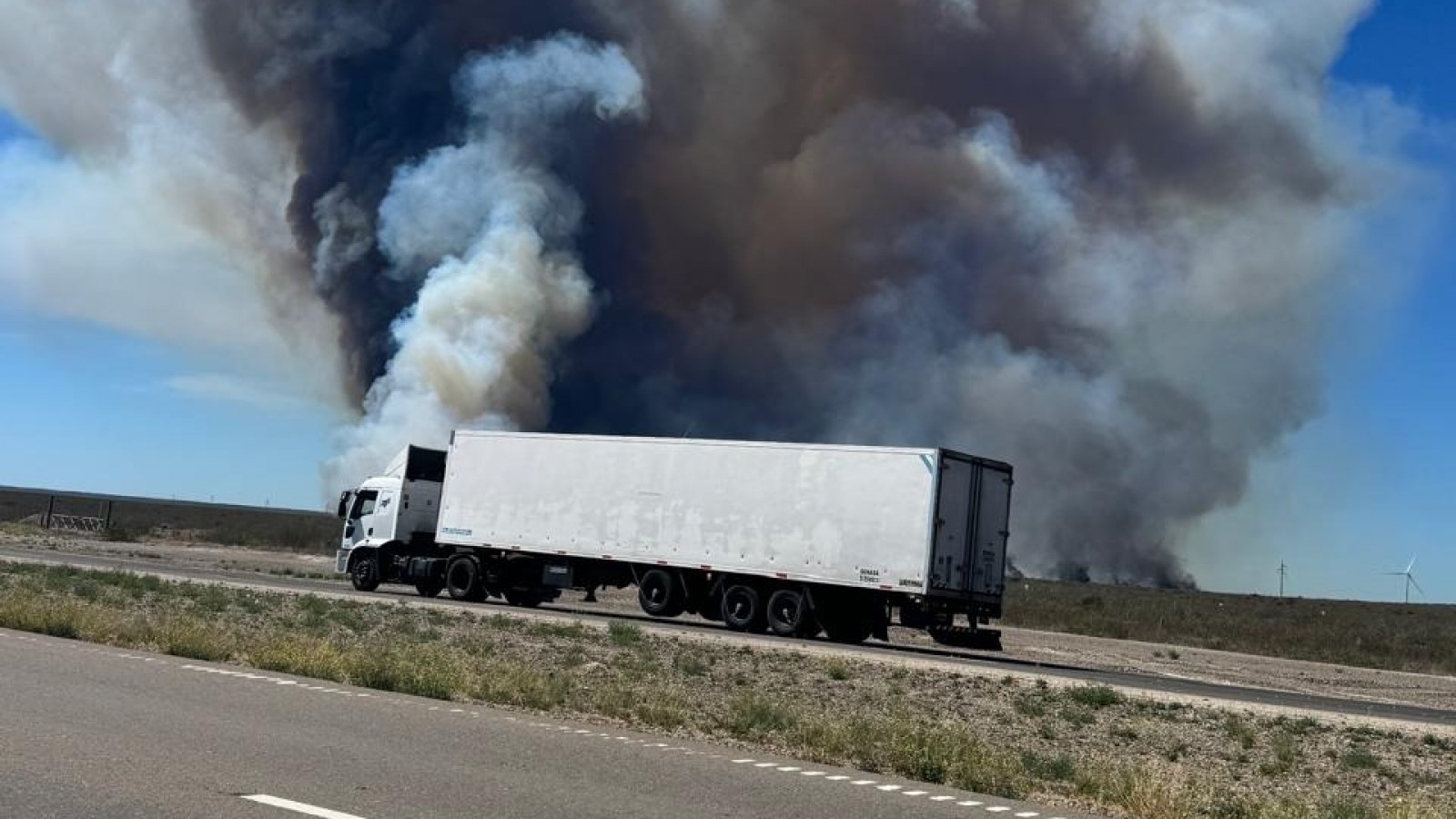 Importante incendio de campo entre Madryn y Trelew: tres móviles trabajan en Bajo Simpson