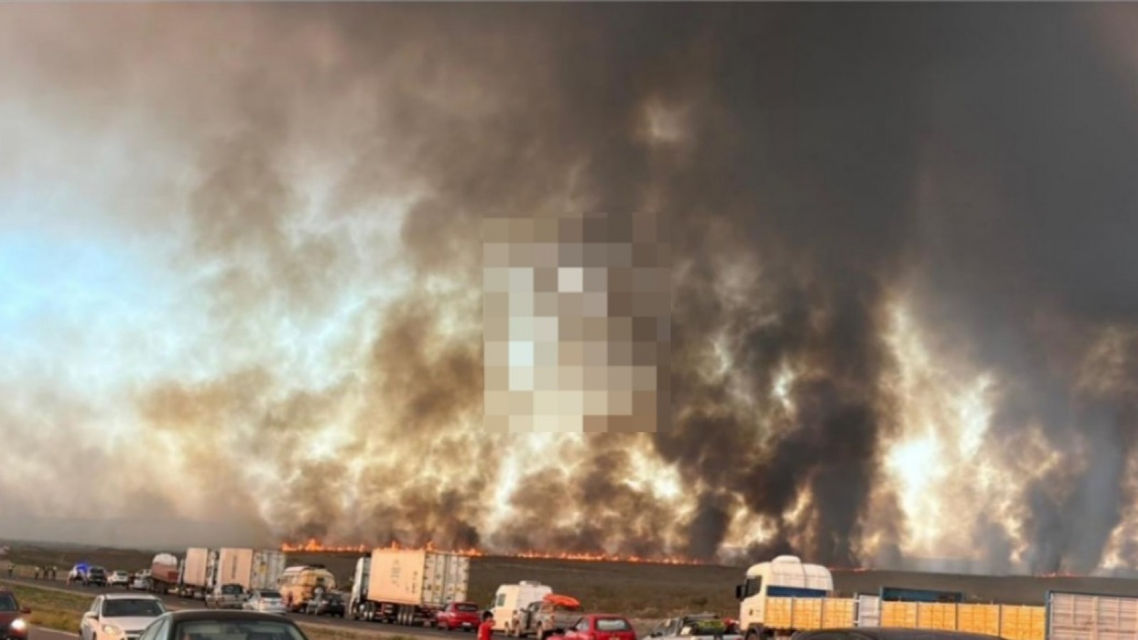 Cerraron la Ruta 3 entre Trelew y Puerto Madryn por el incendio en Bajo Simpson