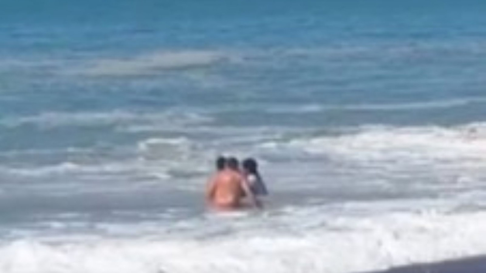 Así rescataron a una mujer de 63 años que no podía regresar a la costa por el fuerte oleaje