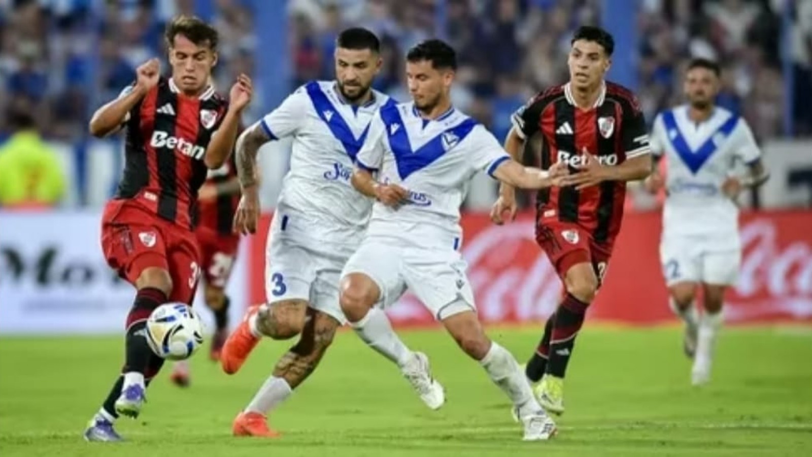 River volvió a perder y la crisis se profundiza: cayó 1-0 ante Vélez en Liniers