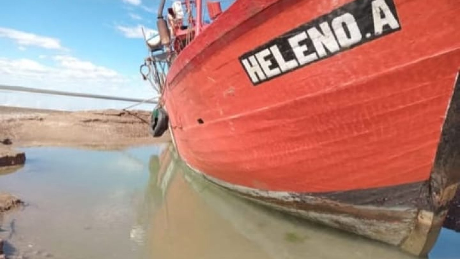 Hundimiento en altamar: cuatro marineros fueron rescatados y buscan al maquinista