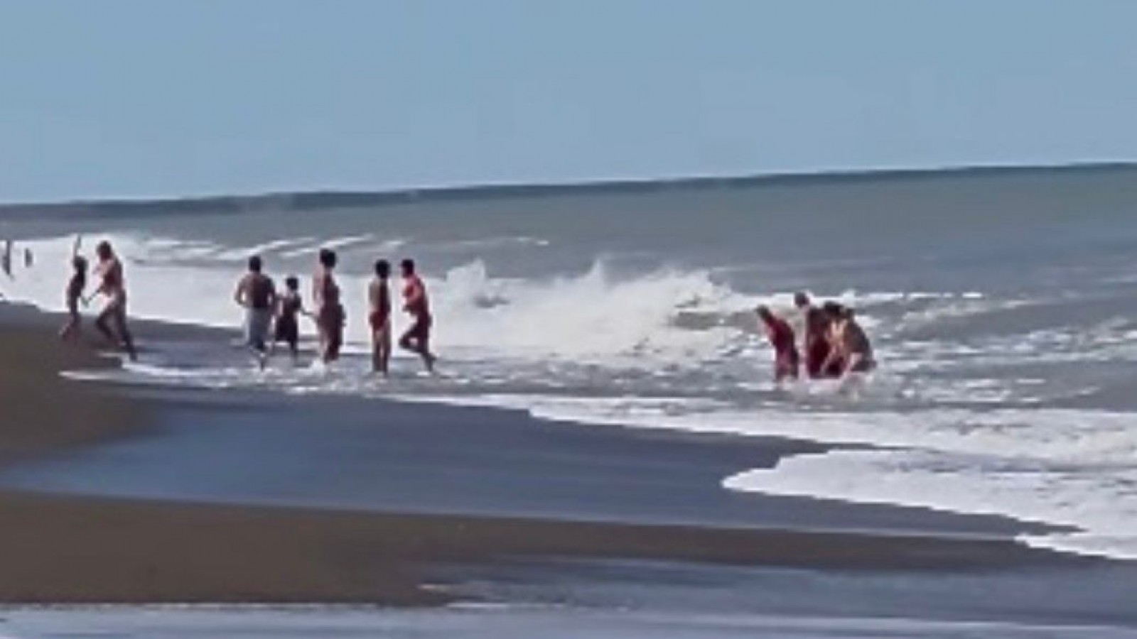 Guardavidas rescataron a tres menores y a una mujer arrastrados por corrientes en Playa Unión