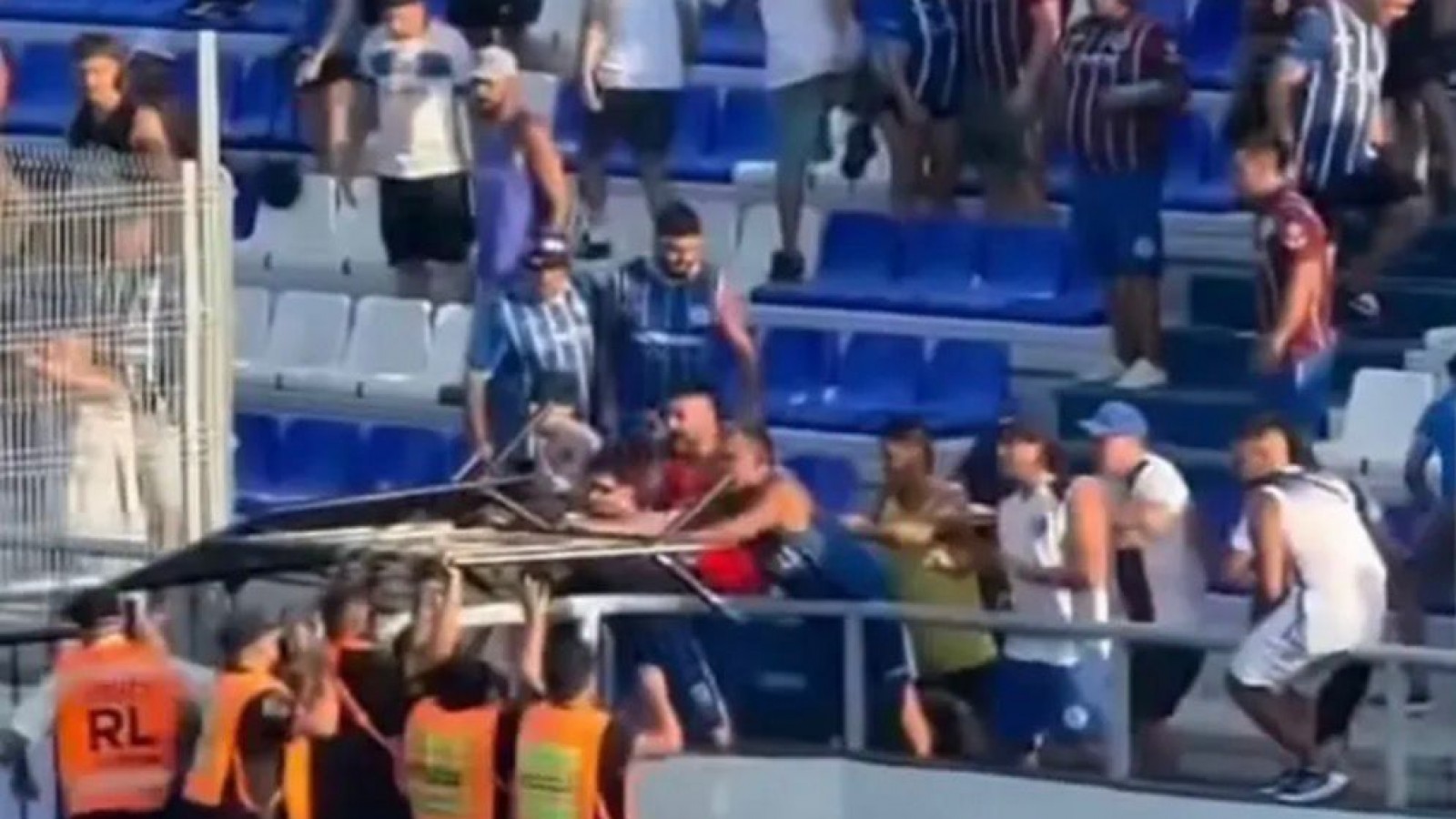 Hinchas de Godoy Cruz ingresaron al campo y arrojaron proyectiles tras el empate ante Deportivo Madryn