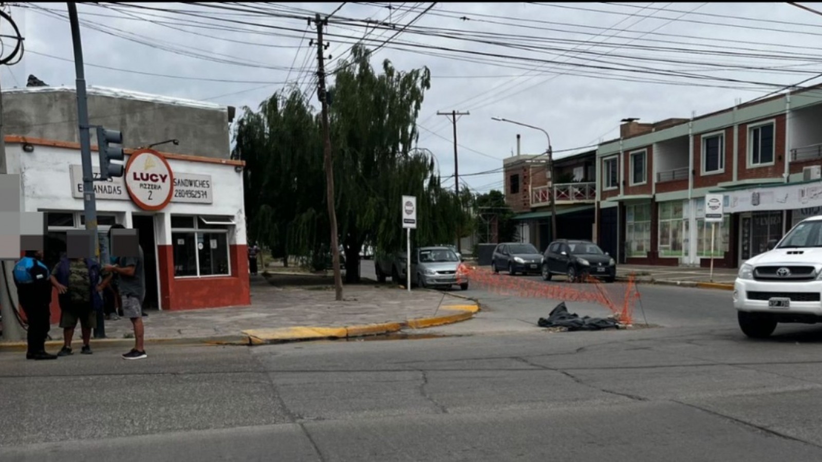 Cruzó en rojo en Avenida Gales y chocó contra una Hilux: testigos afirman que estaba ebrio