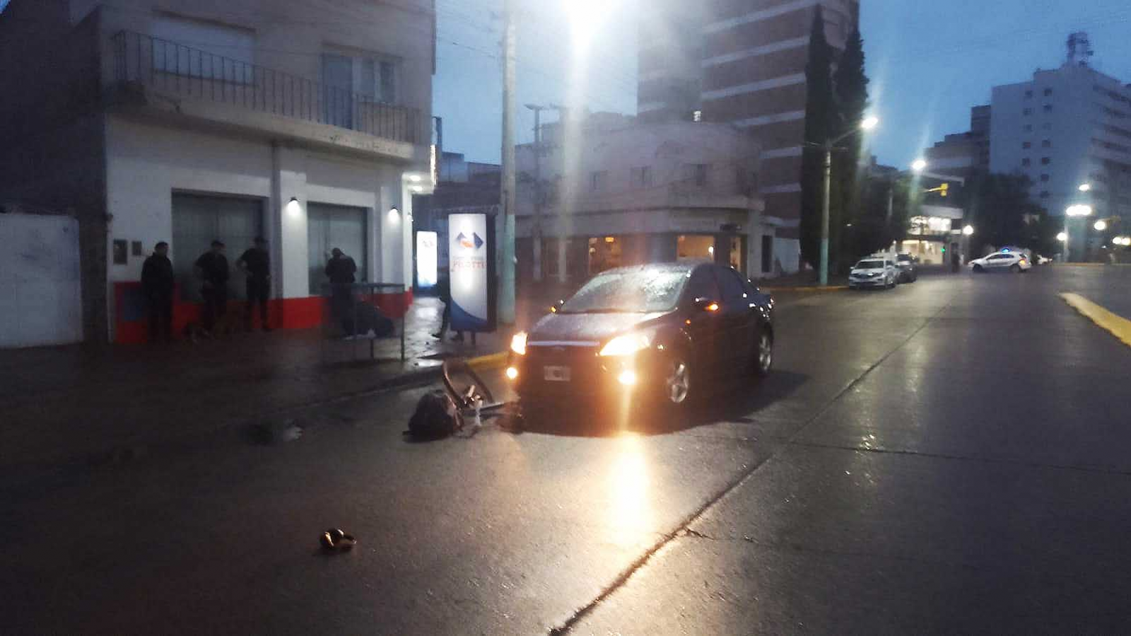 Un ciclista resultó herido tras chocar con un auto en una esquina de Trelew