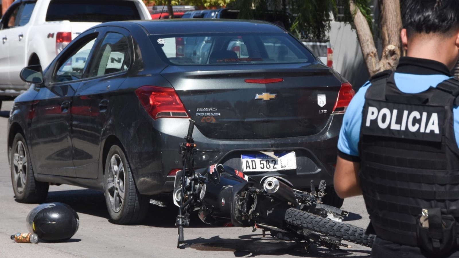 Violento choque terminó con una mujer hospitalizada y un accidente derivado por curiosidad