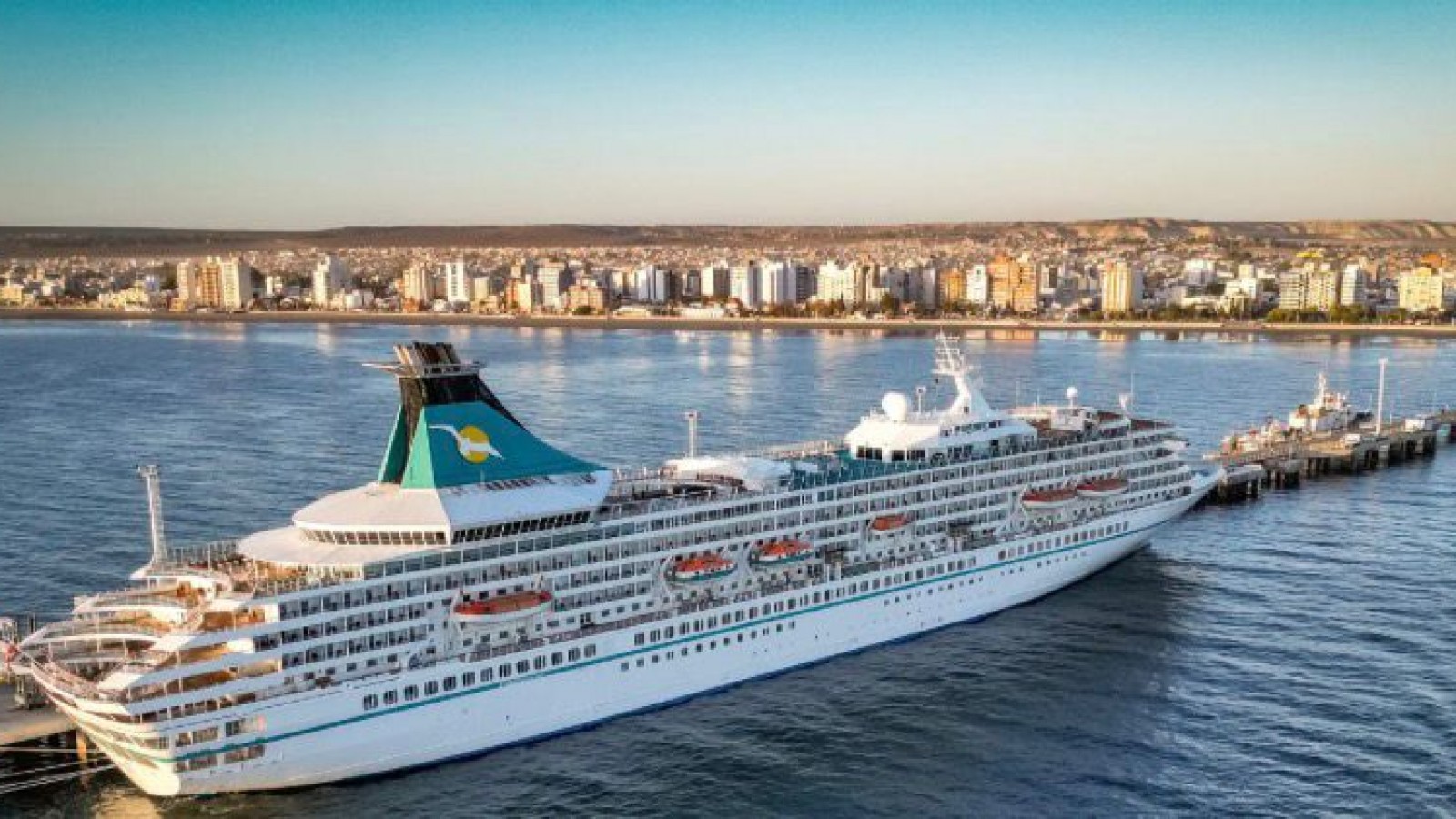 El crucero Artania hizo escala en Puerto Madryn con casi mil pasajeros