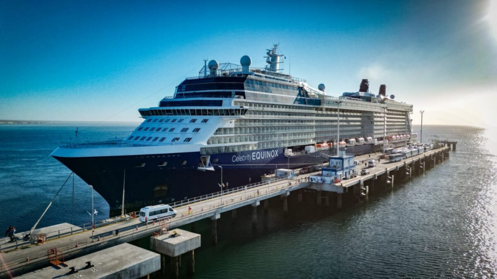El crucero Celebrity Equinox llegó a Puerto Madryn en su última escala de la temporada