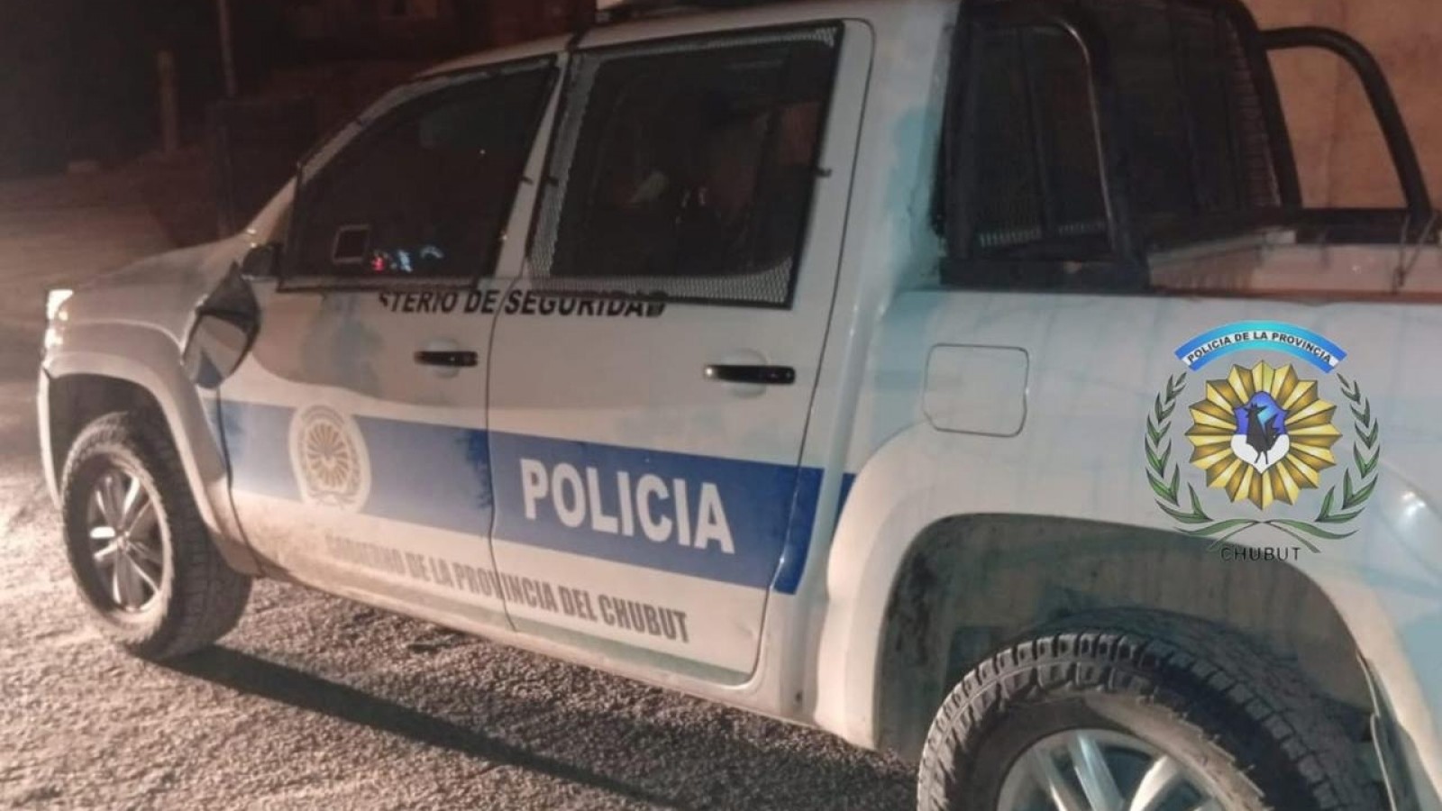 Trelew: un hombre de 38 años atacó a un móvil policial y terminó detenido en medio de una lluvia de piedras