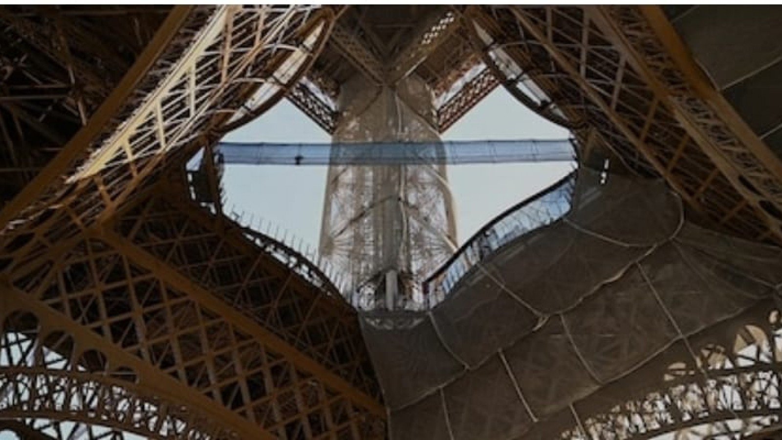 París suma adrenalina: la Torre Eiffel inauguró un puente suspendido que desafía a los visitantes