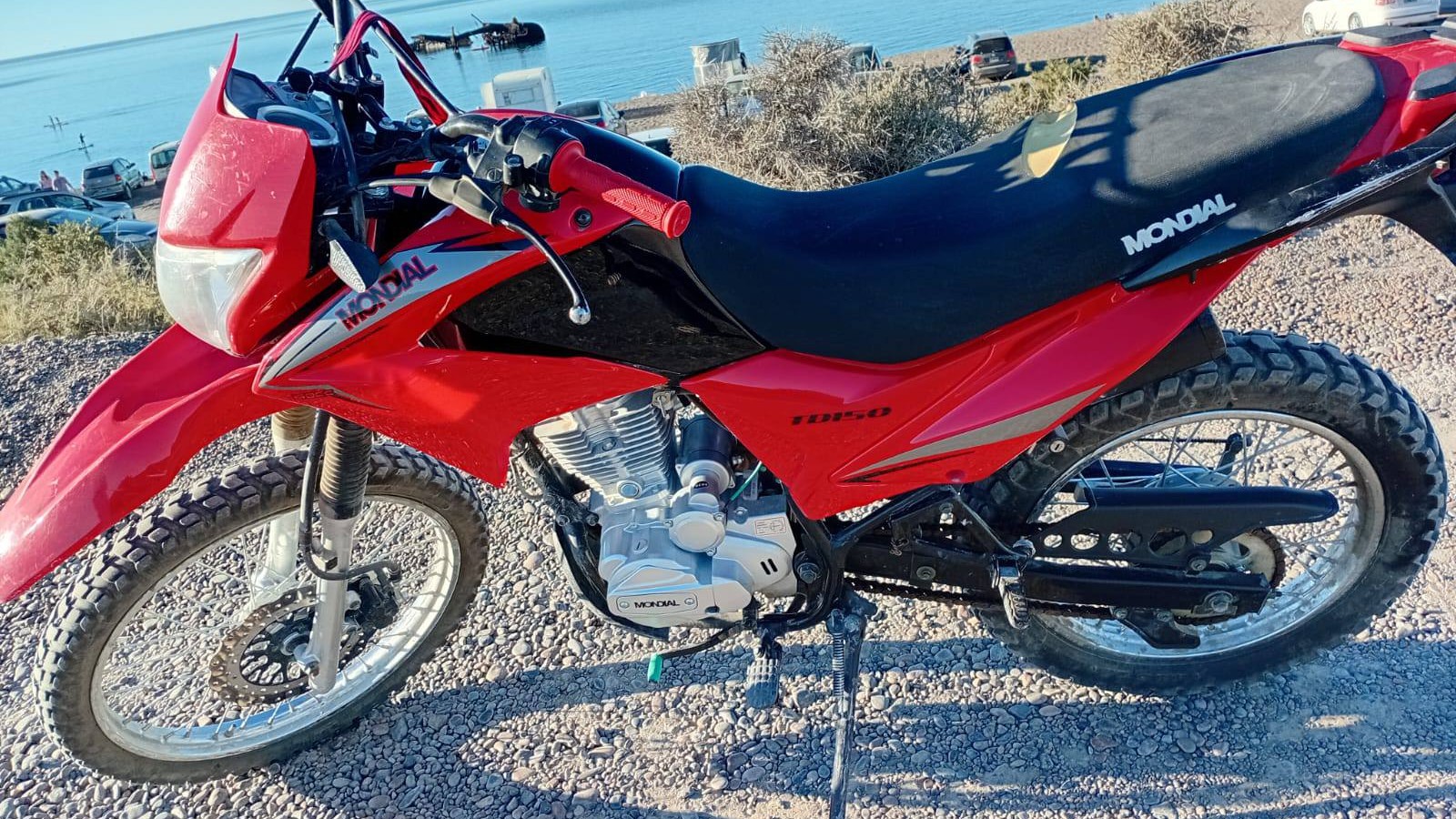 Robaron una moto Mondial roja y su dueño pide ayuda desesperada para encontrarla: "Tiene detalles únicos"
