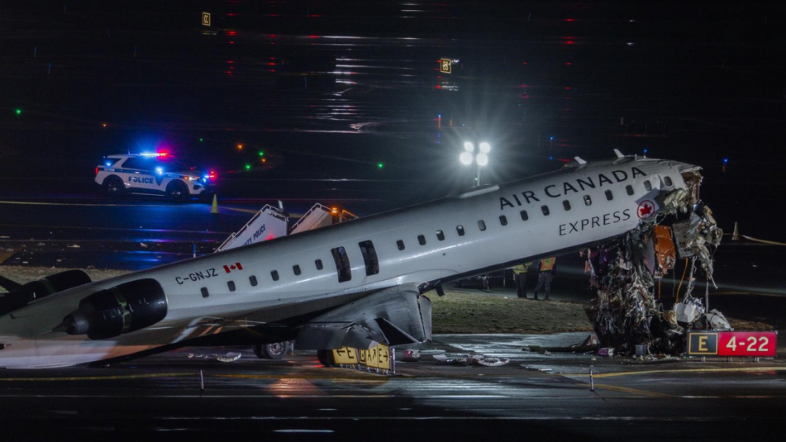 Tragedia en Nueva York: un avión chocó con un camión de bomberos y murieron los pilotos