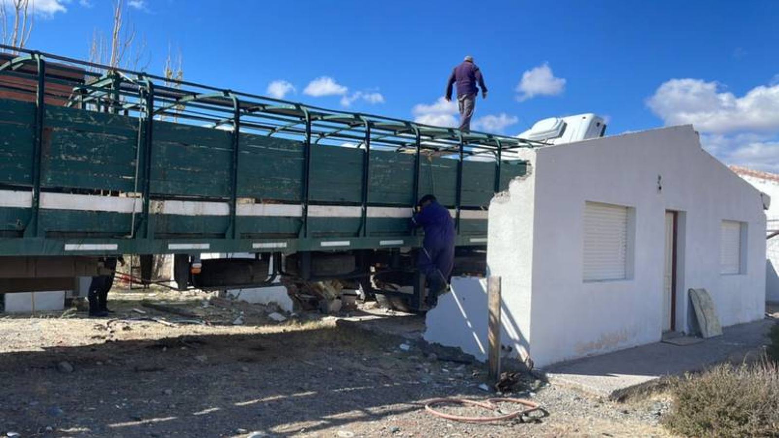 Tragedia en la Ruta 25: un camión se incrustó en una vivienda y murió el conductor