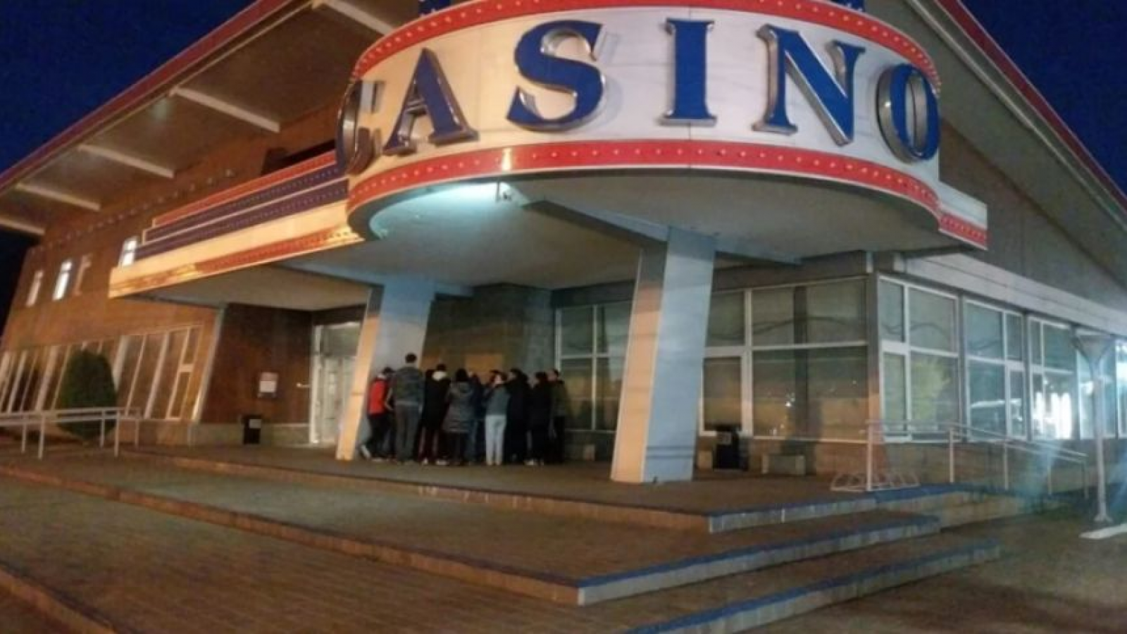 Esquel: cerró el casino, ofrecieron despedir con el 50% y los trabajadores tomaron el lugar