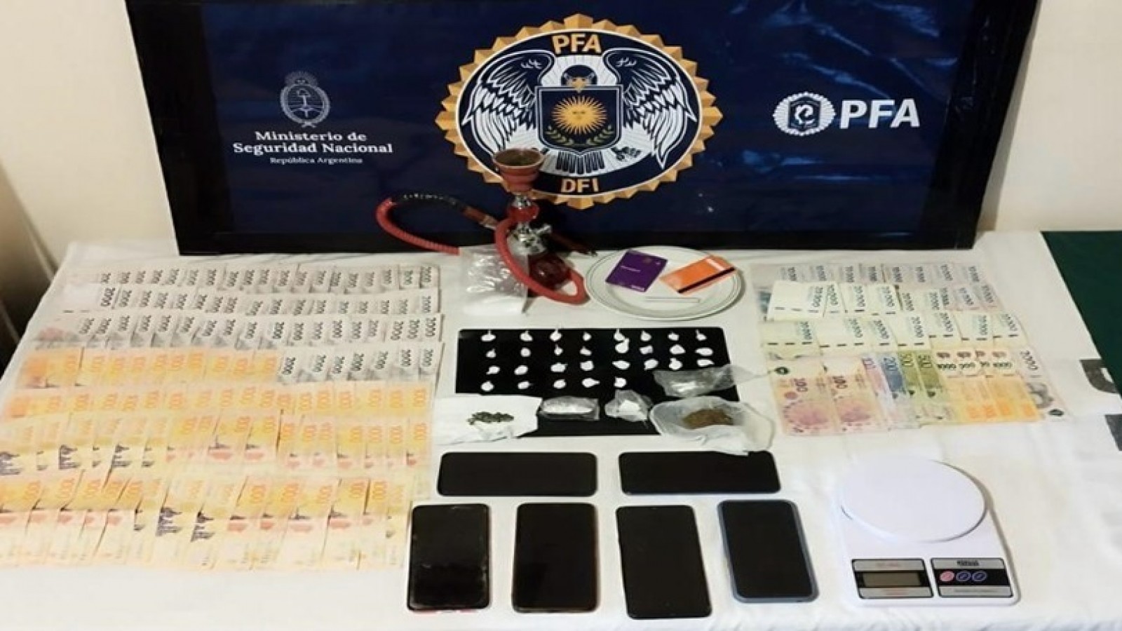 Allanaron una casa en Puerto Madryn por narcomenudeo y secuestraron droga, dinero y celulares