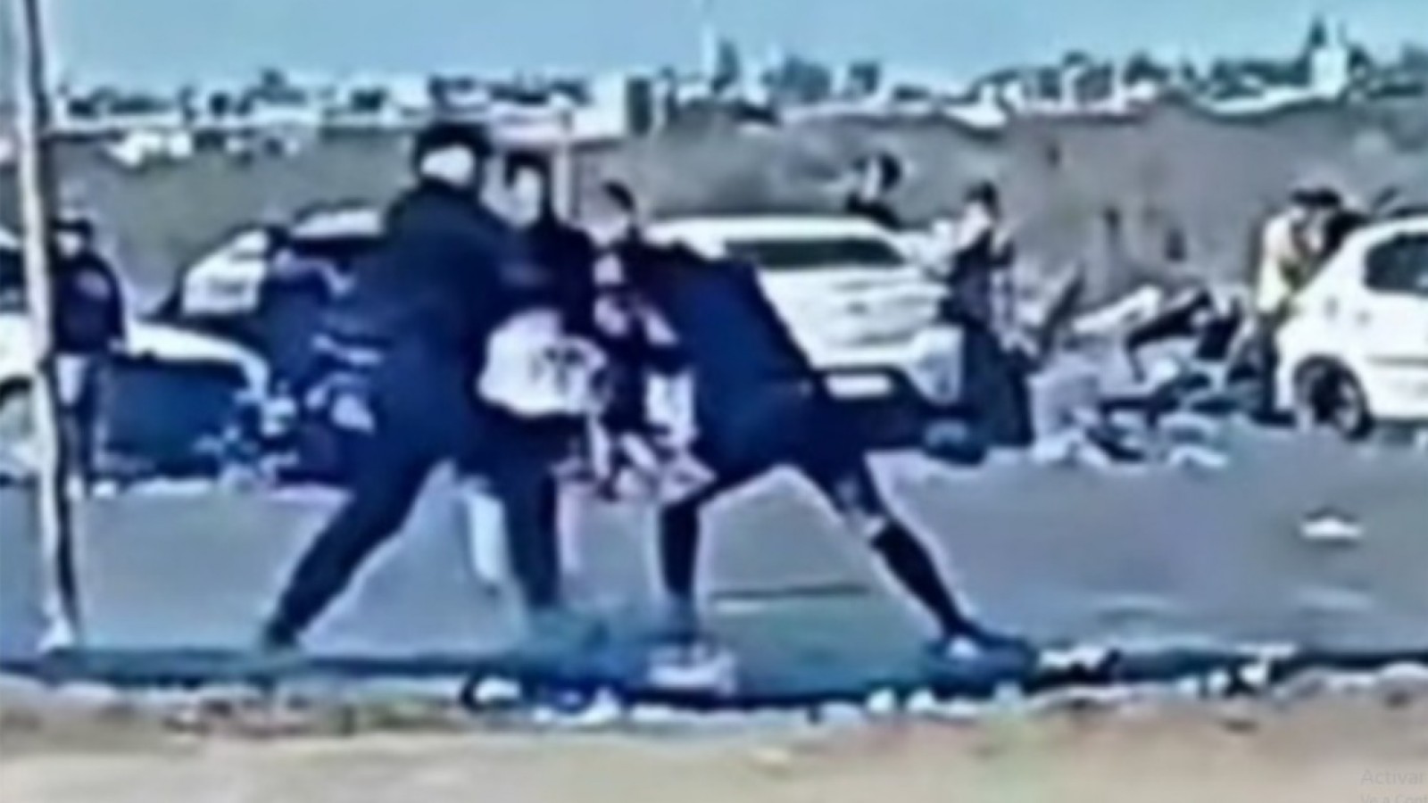 Video: insólito en Trelew, arbitraba con tobillera electrónica, lo quisieron detener y quiso escapar
