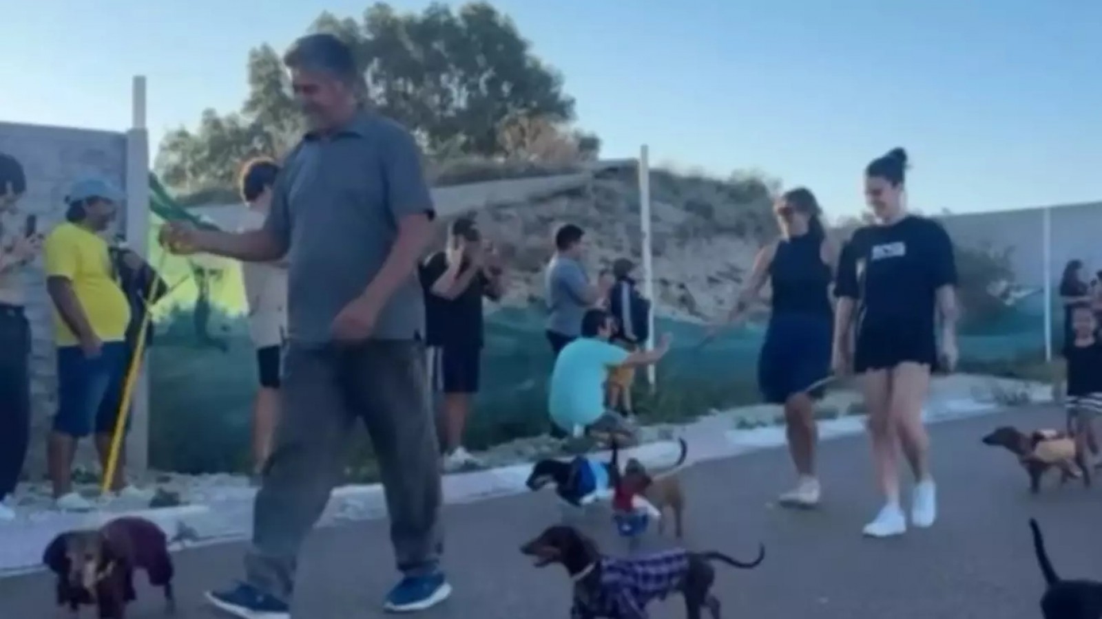Furor en Madryn: decenas de "salchichas" coparon un encuentro con actividades, disfraces y fines solidarios