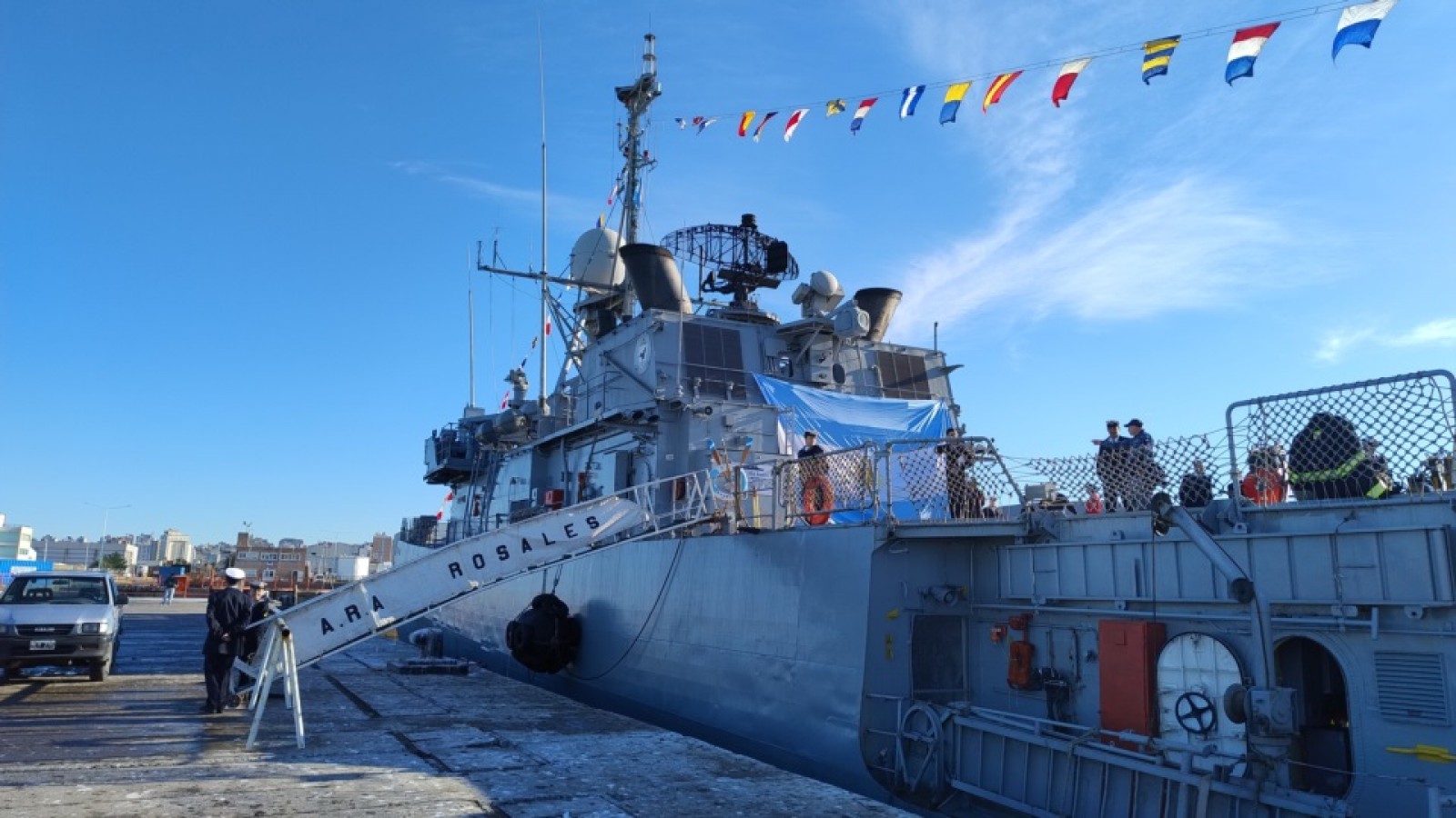 Malvinas nos une en Madryn: Buques de guerra, vigilia y homenaje a nuestros héroes