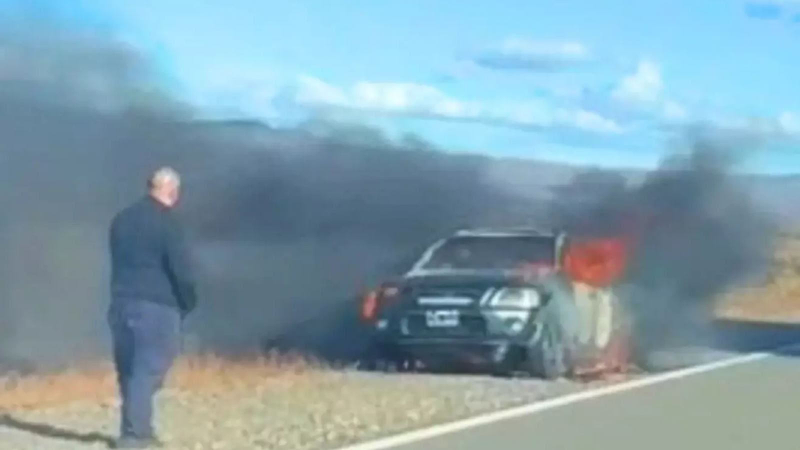 Una camioneta se incendió en la Ruta 40 cerca de Esquel