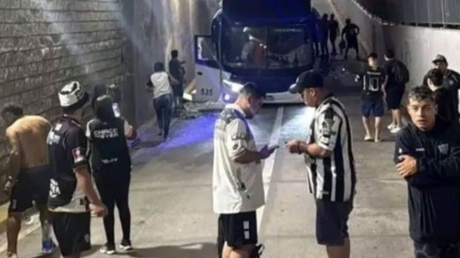 Siete heridos tras el choque de un colectivo de hinchas de Chaco For Ever en un túnel en Banfield
