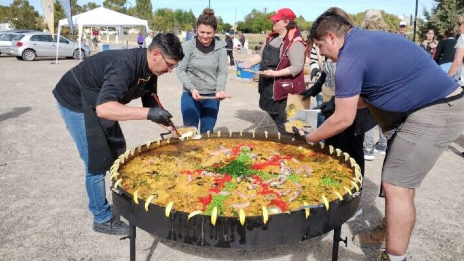 Trelew se unió en una nueva Paella Solidaria para fortalecer al Hospital Zonal y al NICADPI