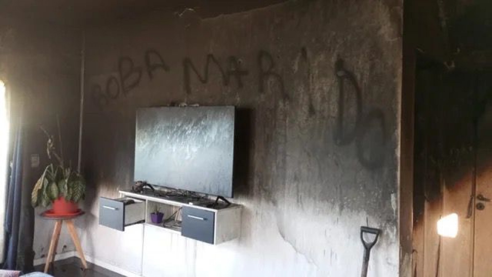 De incendio accidental a posible ataque: el mensaje "roba marido" que apareció en la casa donde murió un perro