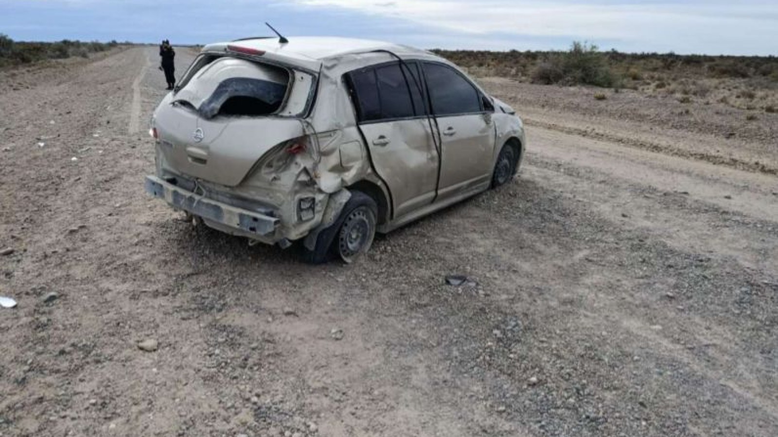 Ruta 1: Un Nissan Tiida volcó camino a Rawson