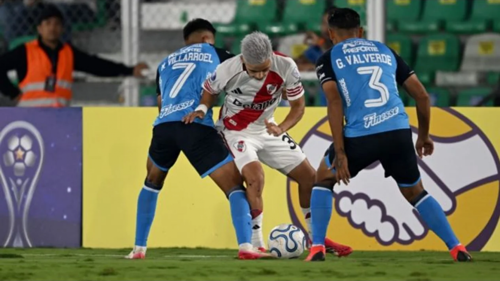 River empató con Blooming jugando casi todo el partido con diez