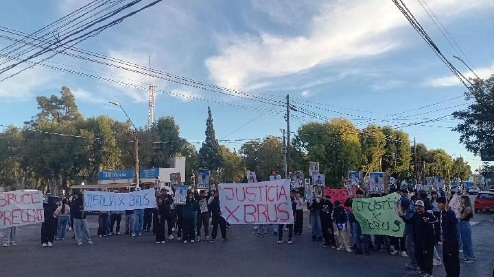 Marcha por Brus, el adolescente asesinado en Cleopatra: el reclamo por justicia copó el centro de Madryn