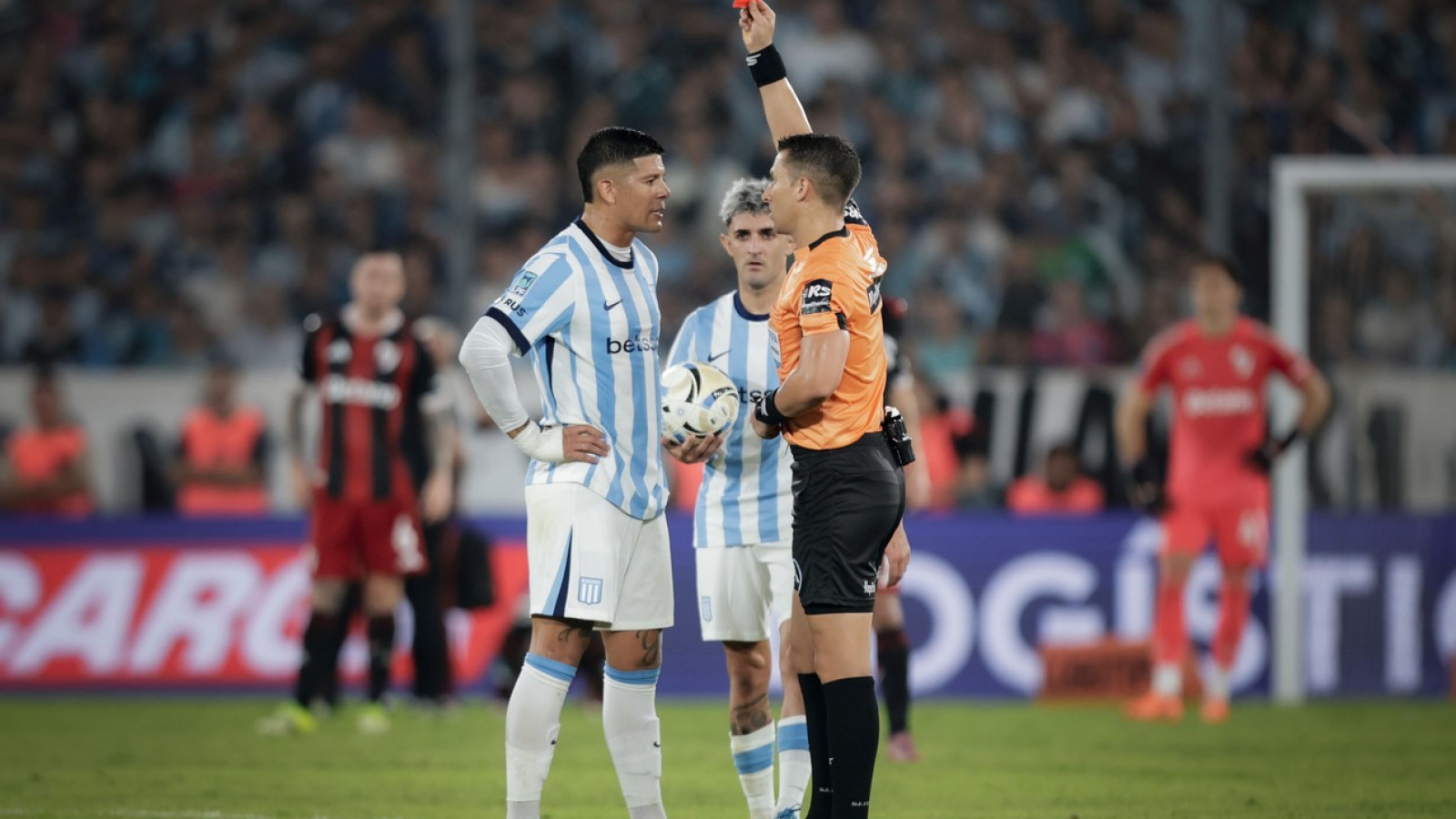 Costas apuntó a Rojo tras su expulsión: "Hay que ser más inteligente"