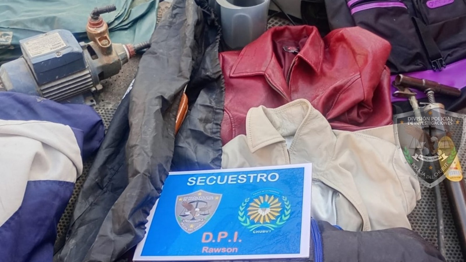 Vaciaban casas y lo escondían en el puerto de Rawson: Recuperan desde balanzas industriales hasta una mesa de madera
