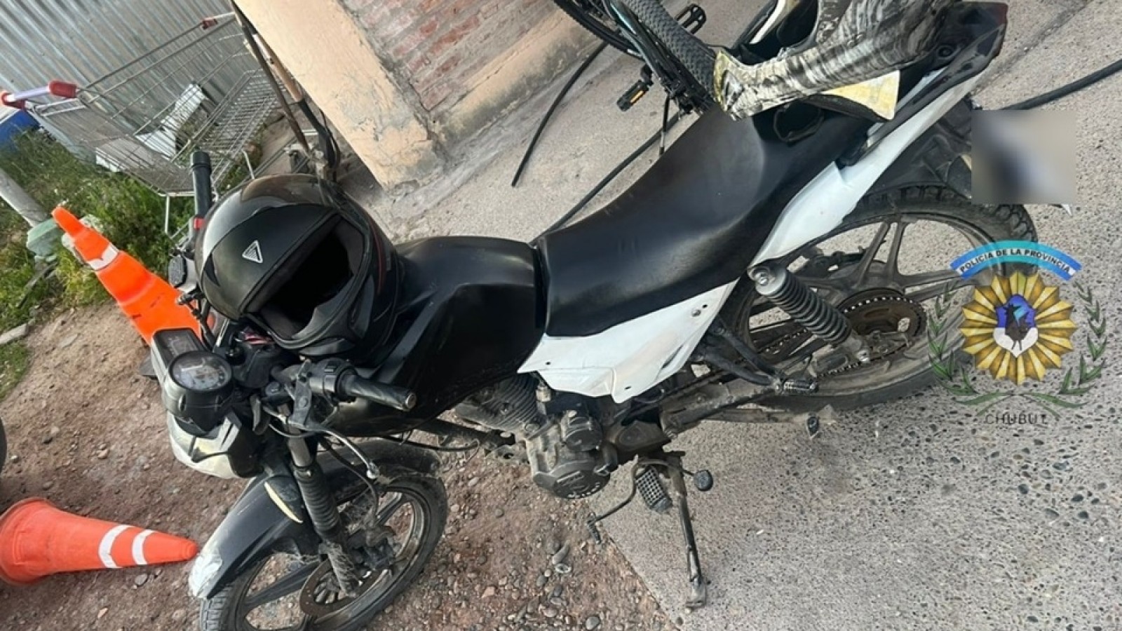 Barrio Comercio: tiró una moto al suelo, huyó y descubrieron que era robada