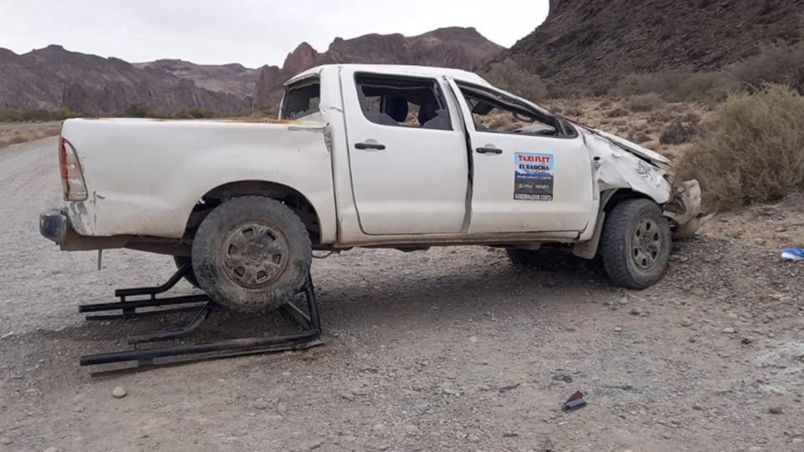 De milagro: Volcaron en la Ruta 25 y fueron trasladados de urgencia a Trelew