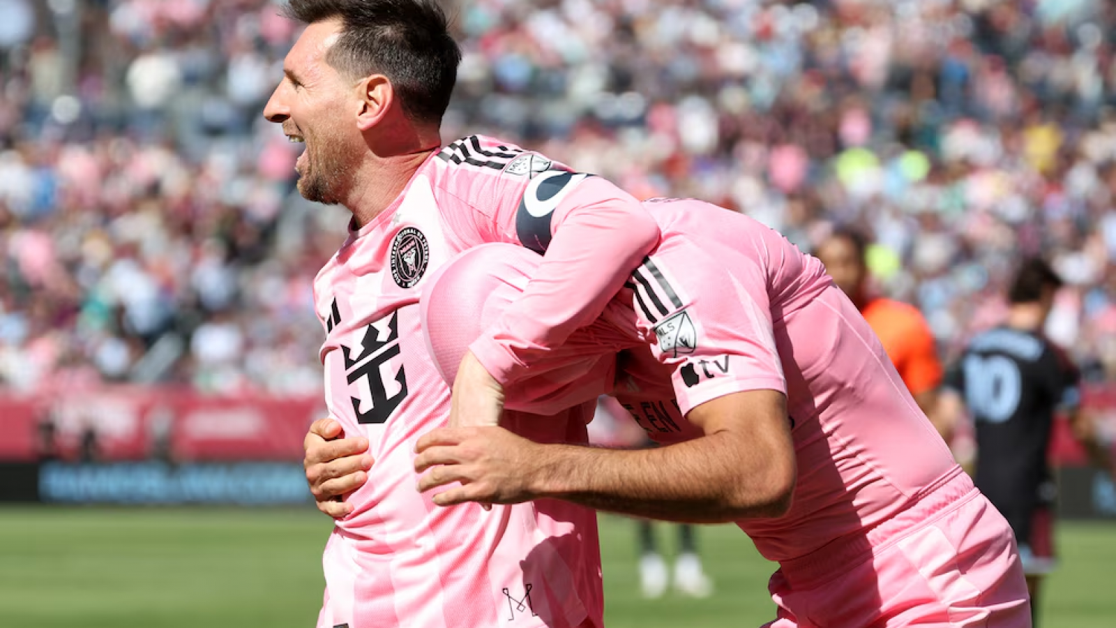 Messi brilló con un doblete y le dio el triunfo a Inter Miami tras la salida de Mascherano