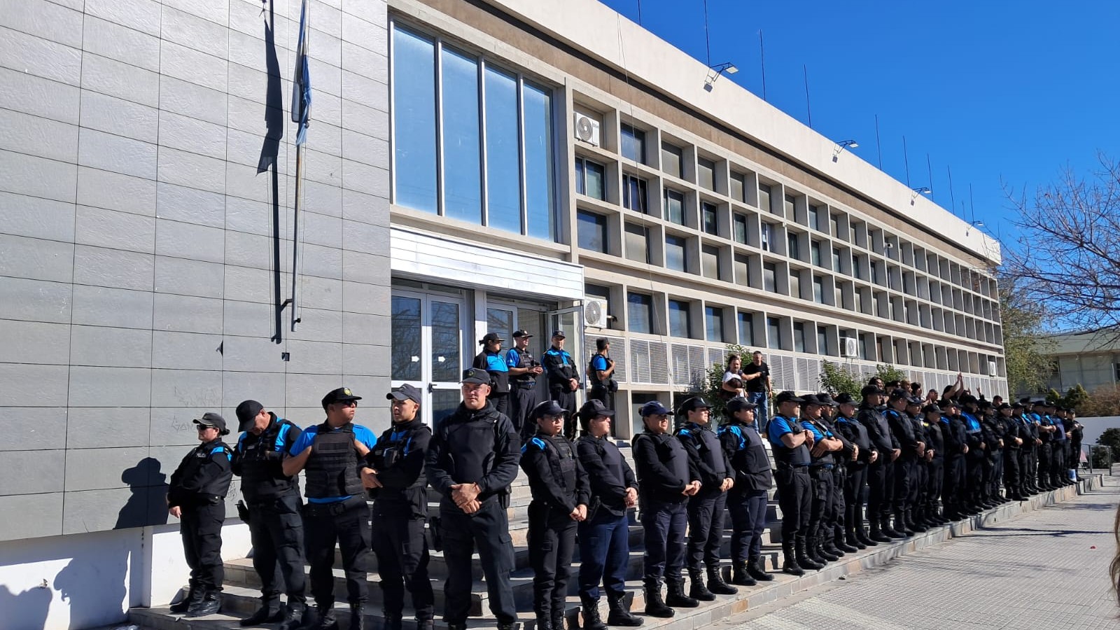 Protesta en Rawson: fuerte presencia policial y reclamo de trabajadores estatales