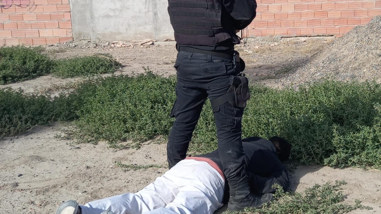 Persecución en Trelew: dos detenidos tras intentar huir en moto con garrafas y herramientas