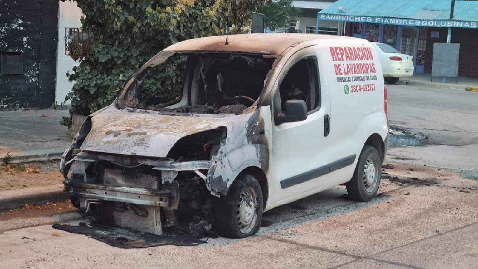 Puerto Madryn: una camioneta fue consumida por las llamas en plena calle